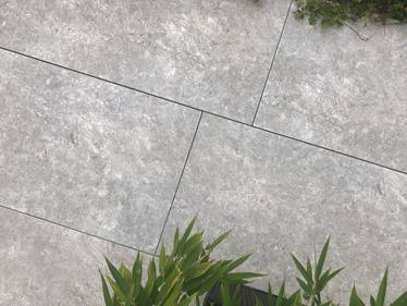 Dalle sol extérieur grès cérame Premium effet pierre grise