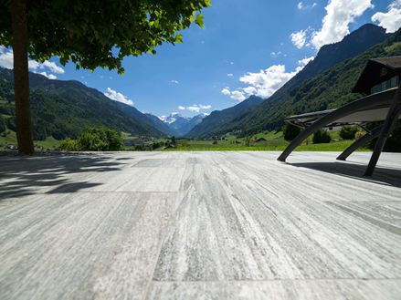 Terrasse en granite Urban Grey Line avec vue sur Alpes