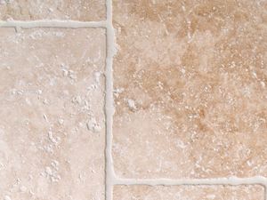 100% naturel : la surface tambourinée et les bords vieillis pour les carreaux de travertin Light Carreaux de travertin clair à chants tambourinés