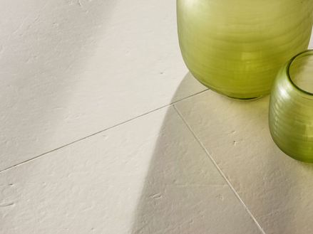 Kalkstein-Fliesen Miros gebürstet mit zwei grünen Dekovasen