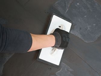 Les joints des carreaux sombres sont remplis