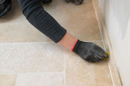 Silikonfuge mit Fugenglätter abziehen